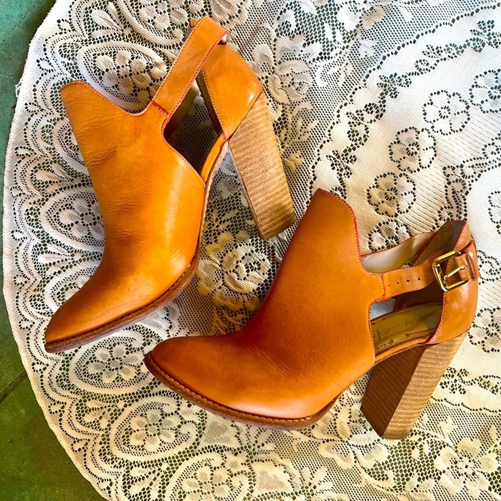 Elizabeth and James :: Suri Cutout Booties
